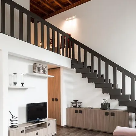 Maderni Apartamento Como